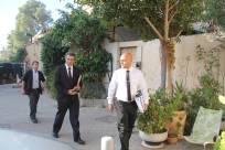 بالصور: قاضي المحكمة المركزية في زيارة لبيت عائلة كراجة بيافا بدعوى من مكتب كبوب للمحاماة